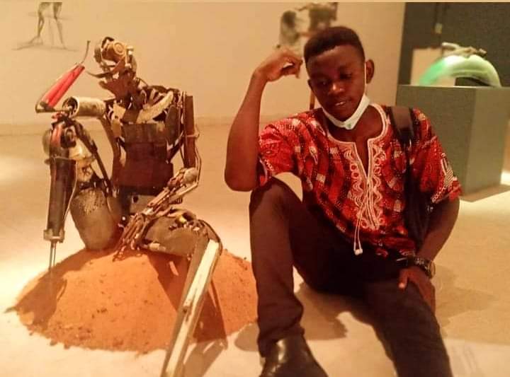 فنان يوسف عدنان يرسم معانا  حصل  في دارفور في زمن حرووب معرض معهد الفرنسي بالخرطوم