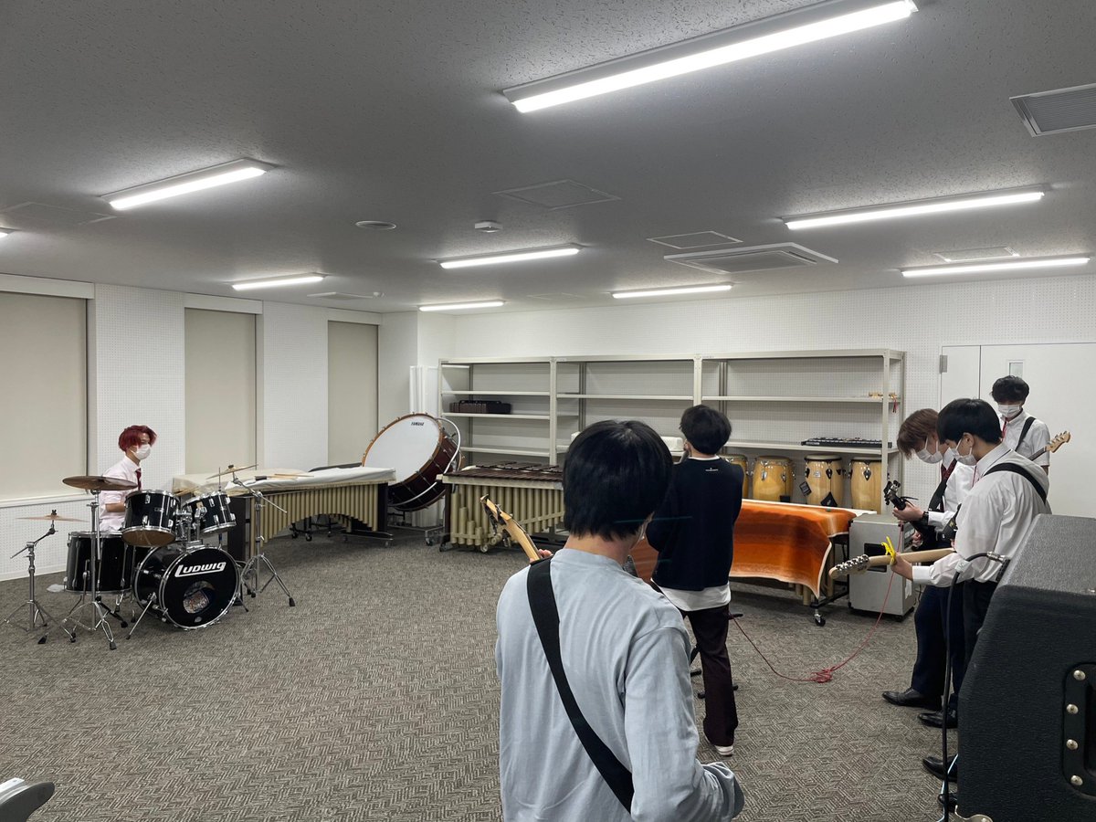 freizeit_ngu's tweet photo. #登美ヶ丘祭 まであと3日！
バンド紹介第3弾✨
バンド名「六色団子」！
本番に向けて練習中🎸

バンドから一言！
「初めてのLIVEですが、全力でぶちかますのでよろしくお願いします！」

(学園祭入場申込は定員に達した為すでに締め切っております。ご了承下さい。)

#奈良学園大学 #NGU学園祭 
#軽音 https://t.co/6PzCMj6zxj