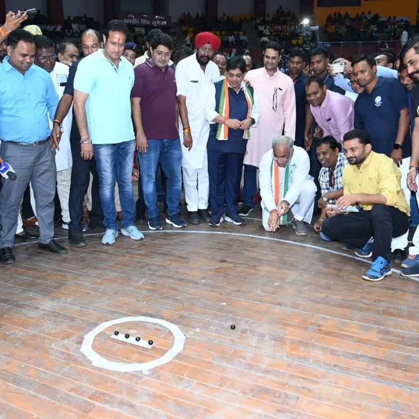 मुख्यमंत्री भूपेश बघेल ने फुगड़ी खेल की सीटी बजाकर शुरूआत की साथ ही भौंरा चलाकर व बाटी खेलकर
 मुख्यमंत्री ने खिलाड़ियों का बढ़ाया हौंसला खिलाड़ी का हाथ उठाकर किया विजेता घोषित।