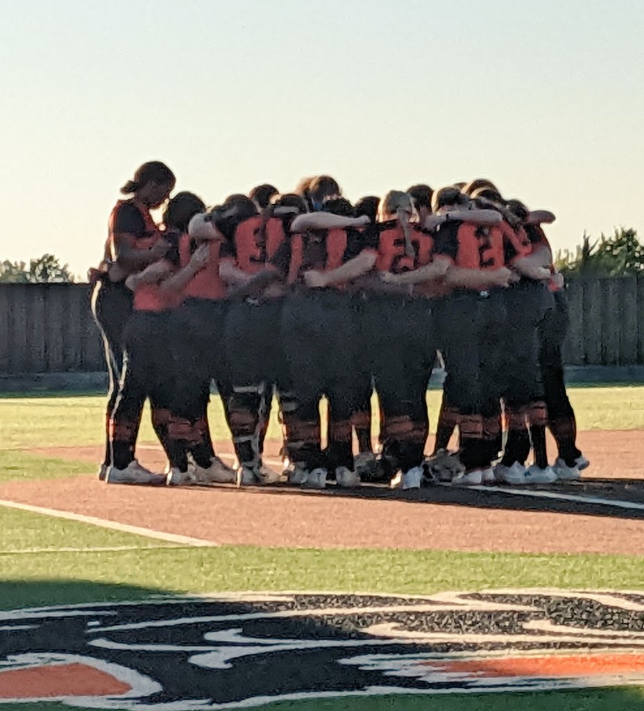 jnell_lane's tweet photo. We #FightOn today in Regionals.  Leave it all on the field &amp; you will have no regrets @NormanSoftball 
📍 SouthMoore HS
⏰ 12:00pm
🥎 vs SouthMoore

Go Be Great! https://t.co/STTnayxhDC