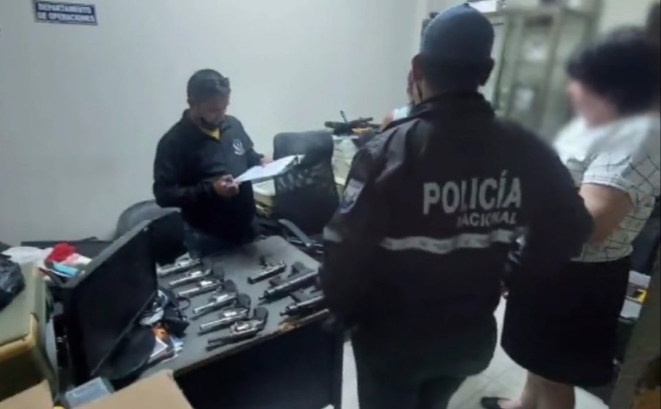 RadioManaba's tweet photo. 🔴 Atención 🔴

En operativo ejecutado ayer por #FiscalíaEc y @PoliciaEcuador en La Alborada, norte de #Guayaquil, se incautaron 11 carabinas, 7 revólveres, 2 pistolas, 2 subametralladoras y municiones. Se investiga presunto delito de tráfico de armas. https://t.co/qmwMPwaNwL