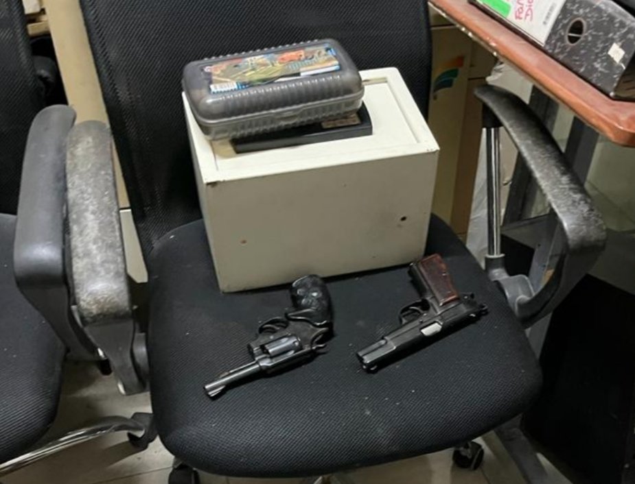 RadioManaba's tweet photo. 🔴 Atención 🔴

En operativo ejecutado ayer por #FiscalíaEc y @PoliciaEcuador en La Alborada, norte de #Guayaquil, se incautaron 11 carabinas, 7 revólveres, 2 pistolas, 2 subametralladoras y municiones. Se investiga presunto delito de tráfico de armas. https://t.co/qmwMPwaNwL