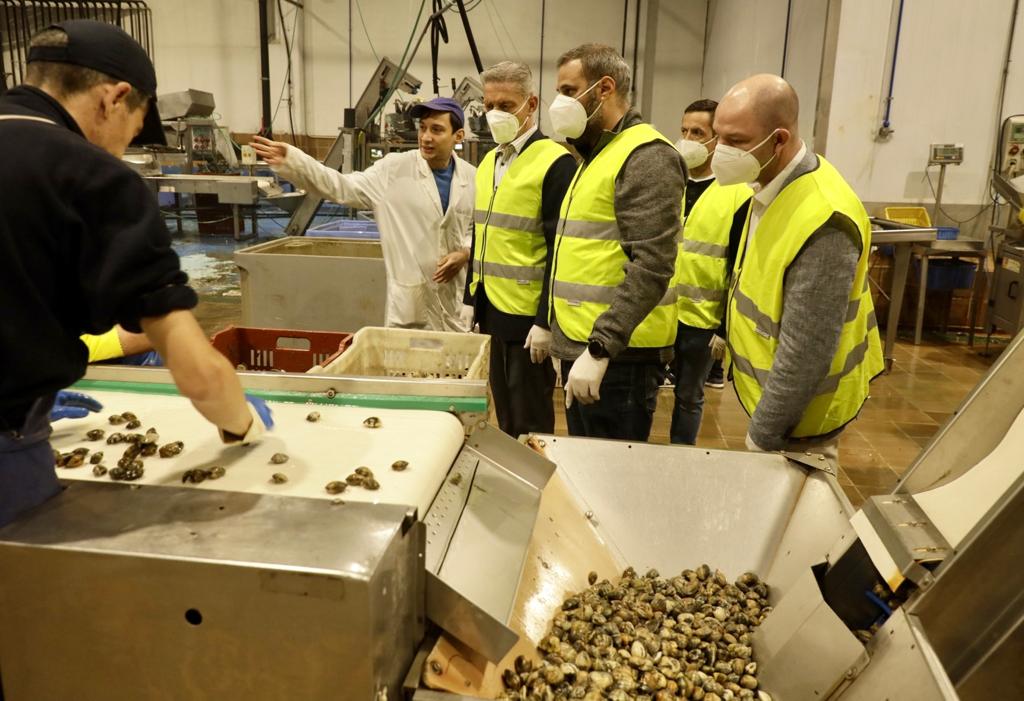 arcionimariano's tweet photo. En el marco de la feria @ConxemarOficial , que se desarrolla en la ciudad de📍#Vigo, recorrimos con la #CAMACH el principal puerto en materia de pesca fresca y congelada de España. https://t.co/RFVu97GdY6