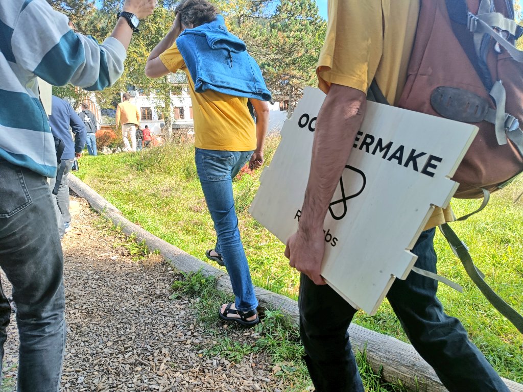 RFFLabs's tweet photo. À présent direction la jolie colo, dans le Village de Meaudre. 

C'est un espace partagé entre de nombreux artisans qui évoluent doucement vers la création d'un FabLab et atelier ouvert complémentaire à leur activité et aux besoins locaux.

 #OctoberMake https://t.co/sUYI9AdZjx