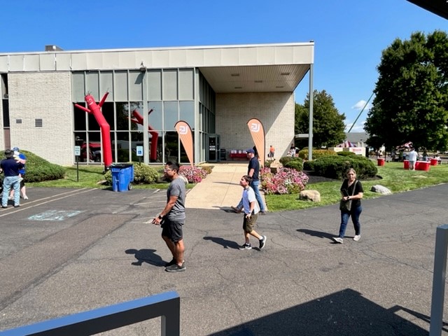 LiuGong_NA's tweet photo. LiuGong North America was happy to support Modern Group's Employee Appreciation Day. Thank you for including us!

#thefutureisbright #moderngroup #LiuGongna #wegrowtogether https://t.co/s6ZWtLR7LA