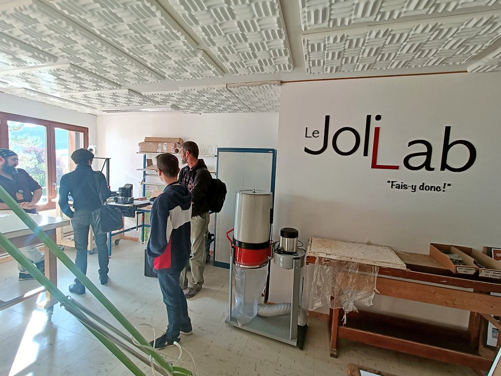 RFFLabs's tweet photo. À présent direction la jolie colo, dans le Village de Meaudre. 

C'est un espace partagé entre de nombreux artisans qui évoluent doucement vers la création d'un FabLab et atelier ouvert complémentaire à leur activité et aux besoins locaux.

 #OctoberMake https://t.co/sUYI9AdZjx