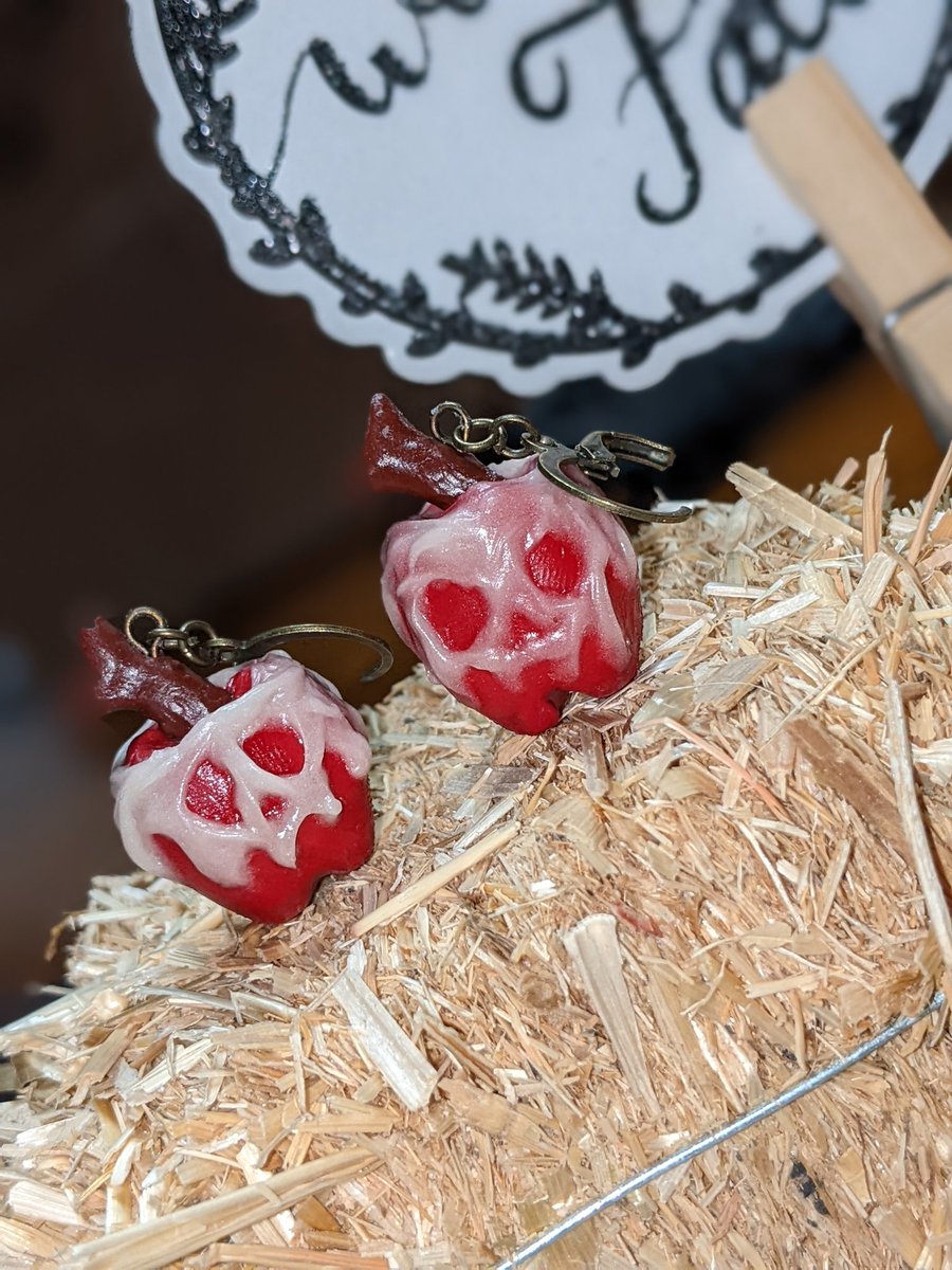 Essence_of_Tiff's tweet photo. Just One Bite 🍎
Disney Snow White Poison Apple
Glows in the dark 💚
Earrings &amp; Necklaces
Available below https://t.co/i9DNmgKAaT