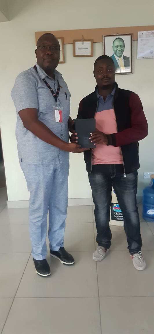 kenyapipeline's tweet photo. KPC’s Marketing &amp; Business Development Simon Sang, paid a courtesy visit to @BeEnergyLimited Mombasa offices where he presented a certificate of appreciation to their representatives for an admirable performance during FY 2021/2022.
 #CSWeek2022 https://t.co/5RAsUdT8W2