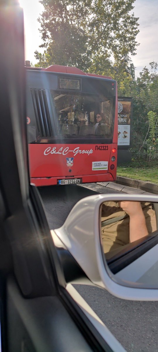 DennyCool's tweet photo. Ko sve vozi i prevozi nas po Beogradu!
Udario me autobus na raskrsnici Bulevara i Kneza Miloša, jer je skretao nepropisno iz srednje trake! Udario i POBEGAO 🤬😳🥲

Jurili ga da bismo uslikali i videli ko je manijak za volanom.

#beograd #gsp #problem #nesreca 
@prijavi_problem https://t.co/qCJRVbJ4BM