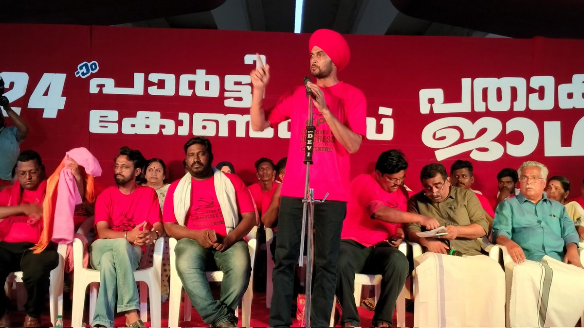 AISFofficial's tweet photo. The Young Communist Flag March for #CPI24thCongress reached Ernakulam and was warmly welcomed by the comrades of CPI Ernakulam DC. The public meeting arranged was presided by Rajya Sabha MP &amp; CPI National Secretary @BinoyViswam1 along with the state leaders of mass organizations https://t.co/IEk6EXDLRN