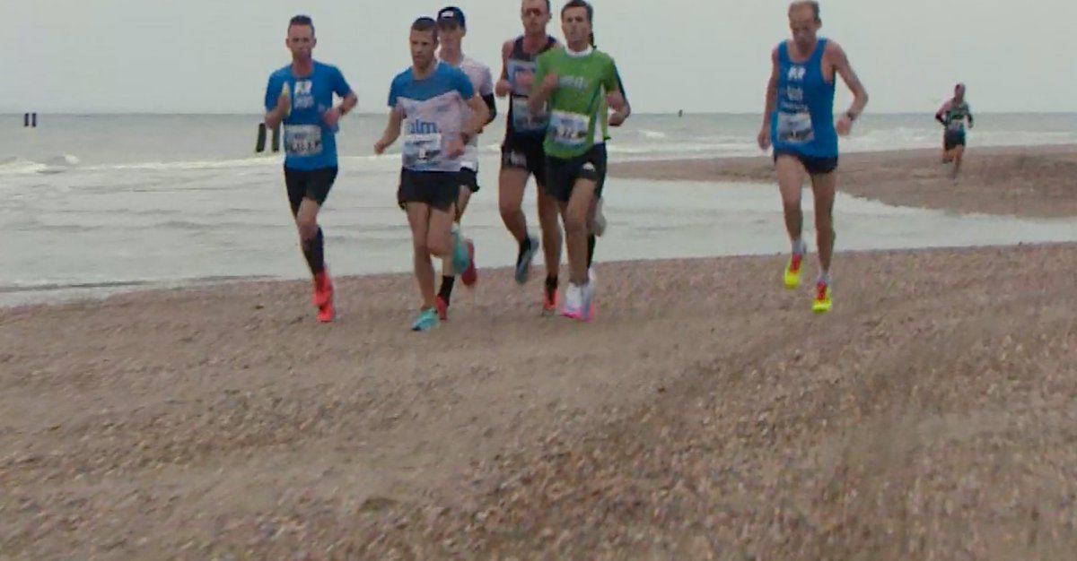 Hardloopnieuws's tweet photo. Medaille Kustmarathon komt eraan, misschien hangt-ie zaterdag al om je nek - https://t.co/9L486HL0ZL -
Heb je de Kustmarathon of één van de aanverwante onderdelen uitgelopen, dan krijg je misschien zaterdag al je medaille. Dat laat Morien Janse, ... https://t.co/So05uw4qSo