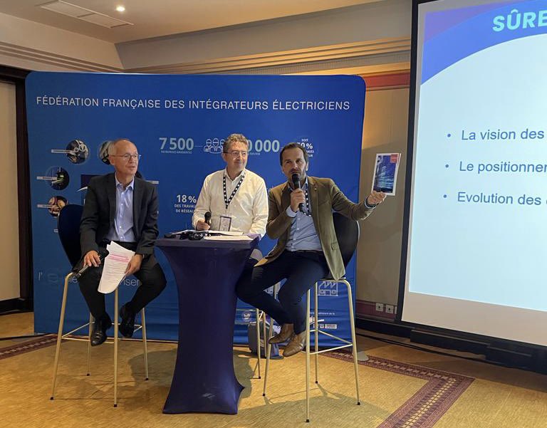 FFIE_fr's tweet photo. Le nouveau guide @fr_anitec sur l’opérateur local de solutions numériques #OLSN est présenté par le président d’Anitec, @ABrouquier 
Il est disponible pour tous les intégrateurs électriciens de la FFIE et d’AniTEC https://t.co/g4xfQY2FCr