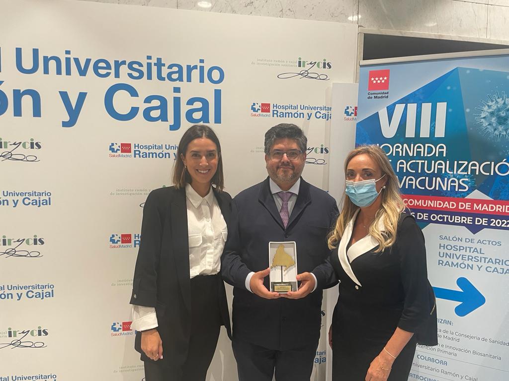 Icomem_Oficial's tweet photo. Hoy el Centro de vacunación del ICOMEM ha recibido un reconocimiento por su participación en la campaña de vacunación frente al COVID19 en la Comunidad de Madrid 👏 La entrega ha tenido lugar en la celebración de la VIII Jornada de actualización en vacunas.
#FIIBAP https://t.co/hcUXaGpdrA