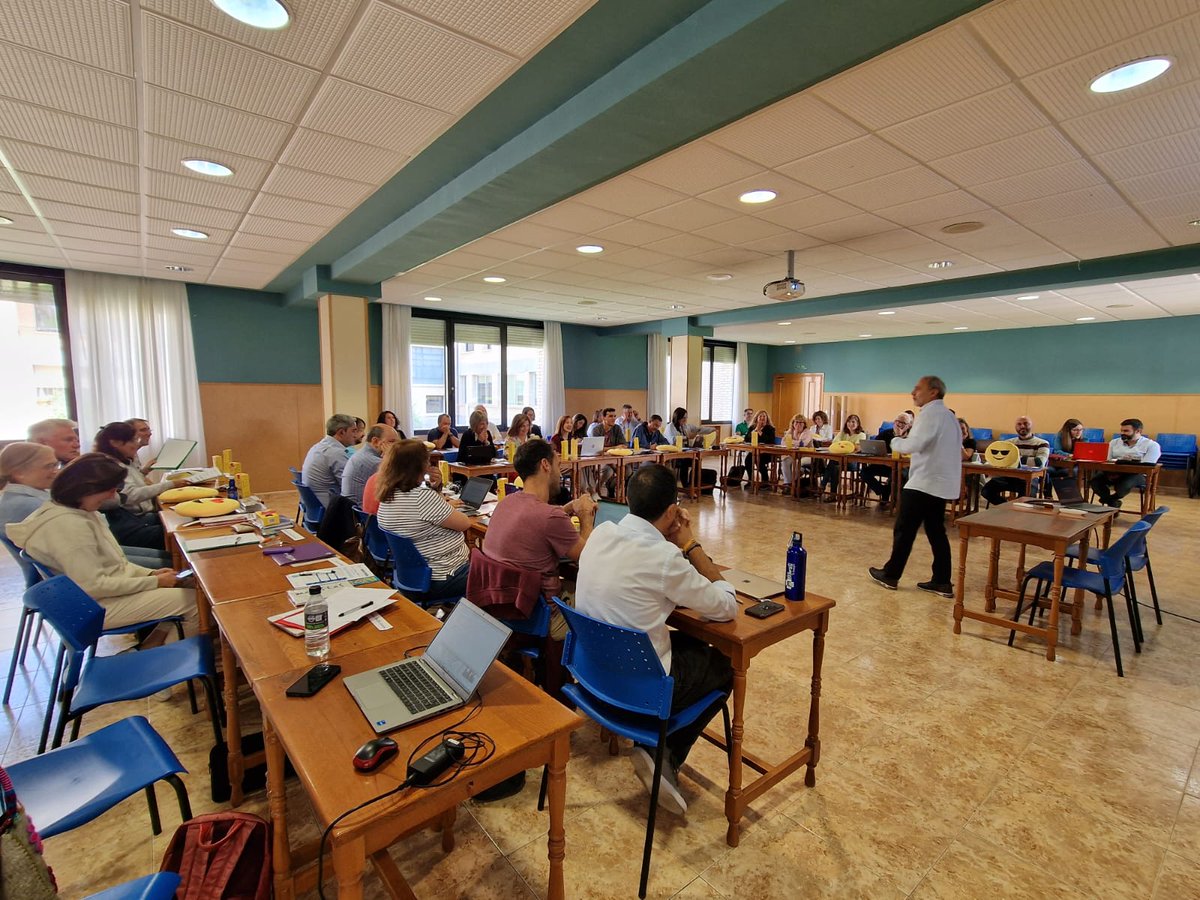jgarridopino's tweet photo. Disfrutando y aprendiendo de las experiencias reales de los coles de la mano de directores, coordinadores y profes. Mucha Innovación, mucha ilusión y mucha pasión. 
#Globaleduca #Maristasiberica #innovacioneducativa #Lardero https://t.co/SU8nCaSM4m