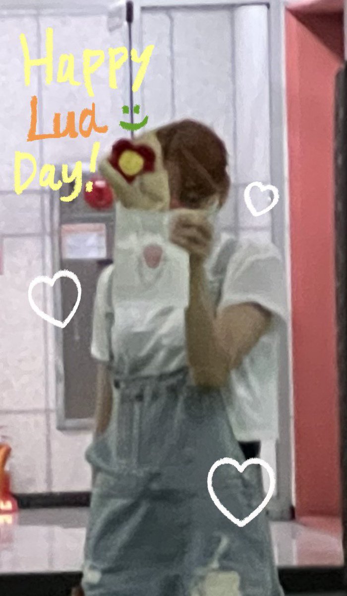 우리 루아 수경이 생일 많이많이 축하해 ♡ 
언니 활동 때도 응원와주고~! 🥹
너무 멋지다고 해줘서 행복했어 :)
루아가 멋지다고 해주면 왠지 모르게 좀 더
짜릿한 느낌이 든달까…?^___^
같이 찍은 사진이 없네ㅜㅜ 우리 담에 사진 좀
찍자~~! 크크 사랑해 울 물룽이 생축!! 🙌 
#🌻