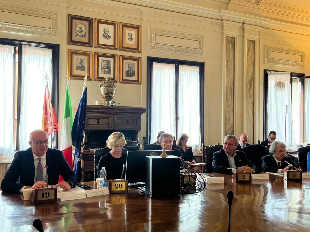 Oggi ho partecipato prima ad una riunione istituzionale e poi ad una conferenza stampa per fare il punto sui lavori riguardanti il #MOSE e le politiche per la salvaguardia di #Venezia e della sua Laguna. 
facebook.com/10004452888541…