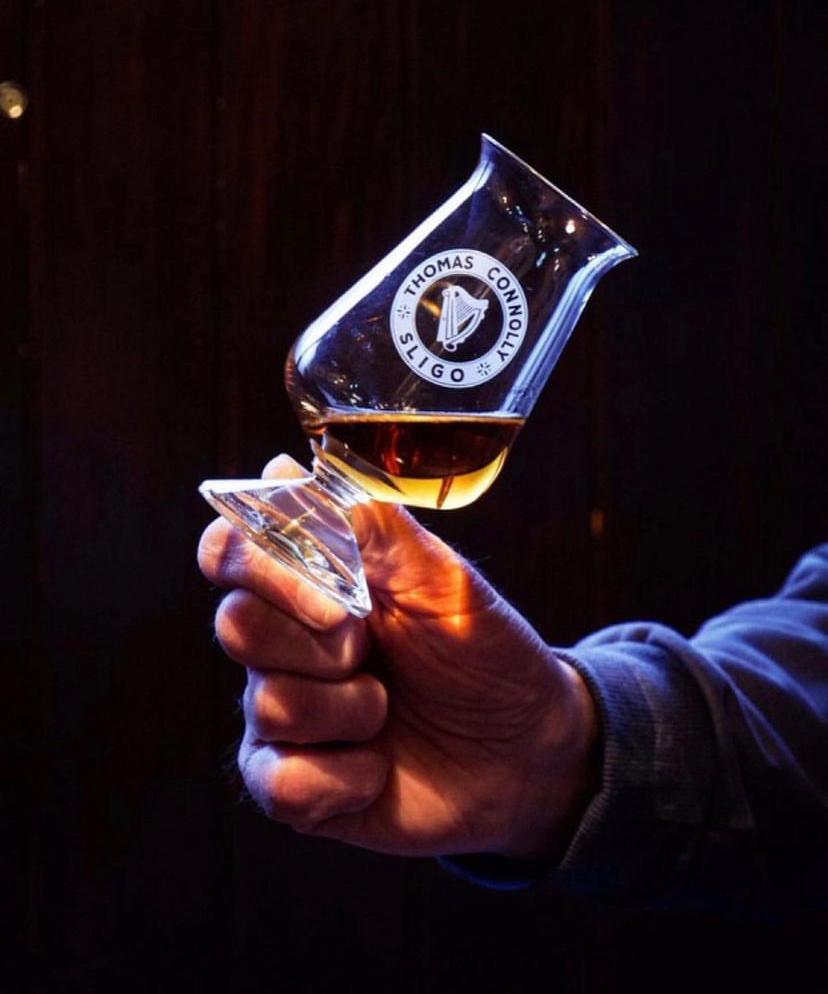 As the dark evenings draw in why not pop into one of Ireland’s great whiskey bars and enjoy the warmth and glow of some premium #Irishwhiskey this #tuaththursday #irishwhiskey360
#whiskeybar

Photo credit : Thomas Connolly Bar