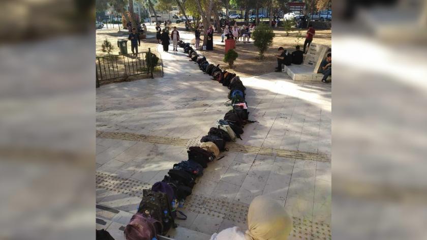 URFA’DA KÜTÜPHANE ÖNÜNDE ÇANTA SIRASI: KAPASİTE, İHTİYACI KARŞILAMIYOR
urfadipnot.com/index.php/2022…