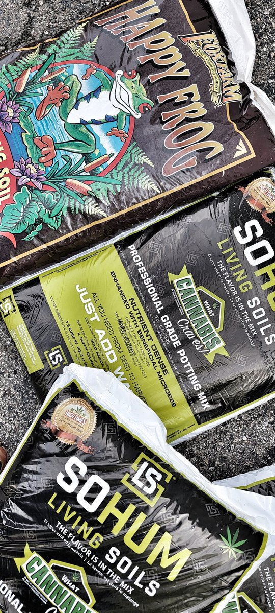 FoxCatChris's tweet photo. The grow shop was all out of build-a-soil 3.0, so I'm trying this sohum stuff. It smells like a poopy asshole, so it must be good. https://t.co/aQPbdhLhGY