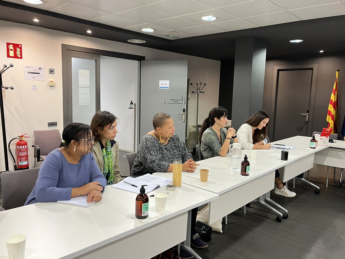 cooperaciocat's tweet image. 📌 El DG Josep Desquens s'ha trobat amb #DefensoresDDHH que són a Catalunya en el marc de la XII edició del @ciutatsdh

Fins a l'11/10 té lloc la segona gira del projecte, que compta amb 8 activistes d’Hondures, el Líban, Sud-àfrica, Colòmbia, Grècia, el Sàhara Occidental i Mèxic