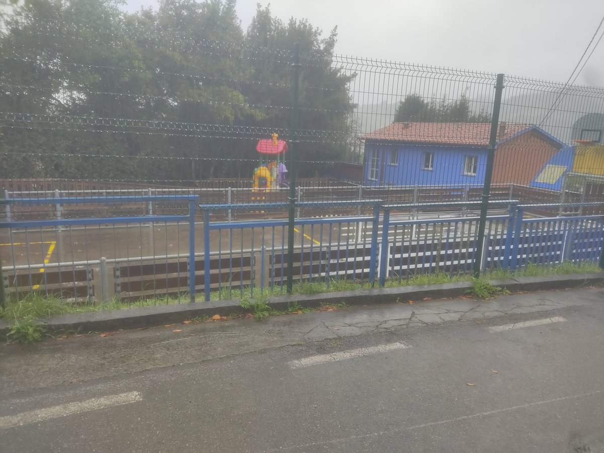Un día más de lluvia los alumnos del C.P Pinzales (Gijon) tienen que disfrutar de sus actividades de educación física y el recreo en las aulas.El apoyo a la zona rural hay que demostrarlo con hechos, no con palabras. Atechen la pista #pinzales  #colegioruralasturias <a href="/AdrianBarbon/">🌹 Adrián Barbón 💙💛</a>