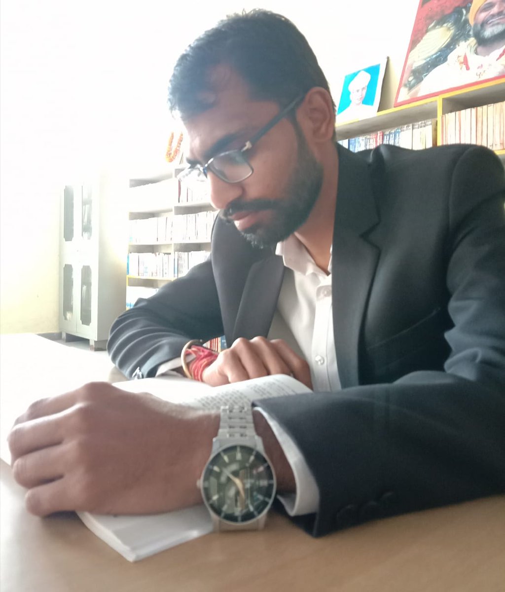 madanrohi's tweet photo. किताबे हमे रोटी नही देती मगर ये जरूर बताती है 
    हमारे हिस्से की रोटी कौन खा रहा है 
इसलिए शिक्षा पर वार किया जा रहा है
     क्योंकि शिक्षा सवालों को जन्म देती है ।। 
✍️✍️✍️✍️✍️✍️✍️ https://t.co/L9O6Br26lz