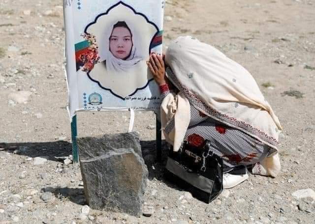 NavidJafari7's tweet photo. بلند شو مادرم، از روی قبرم
که من در آسمانها پشت ابرم

برو نسل دیگر را تربیت کن!
بگو من مادری از جنس صبرم
#StopHazaraGenocide https://t.co/gp9n5iaNkL