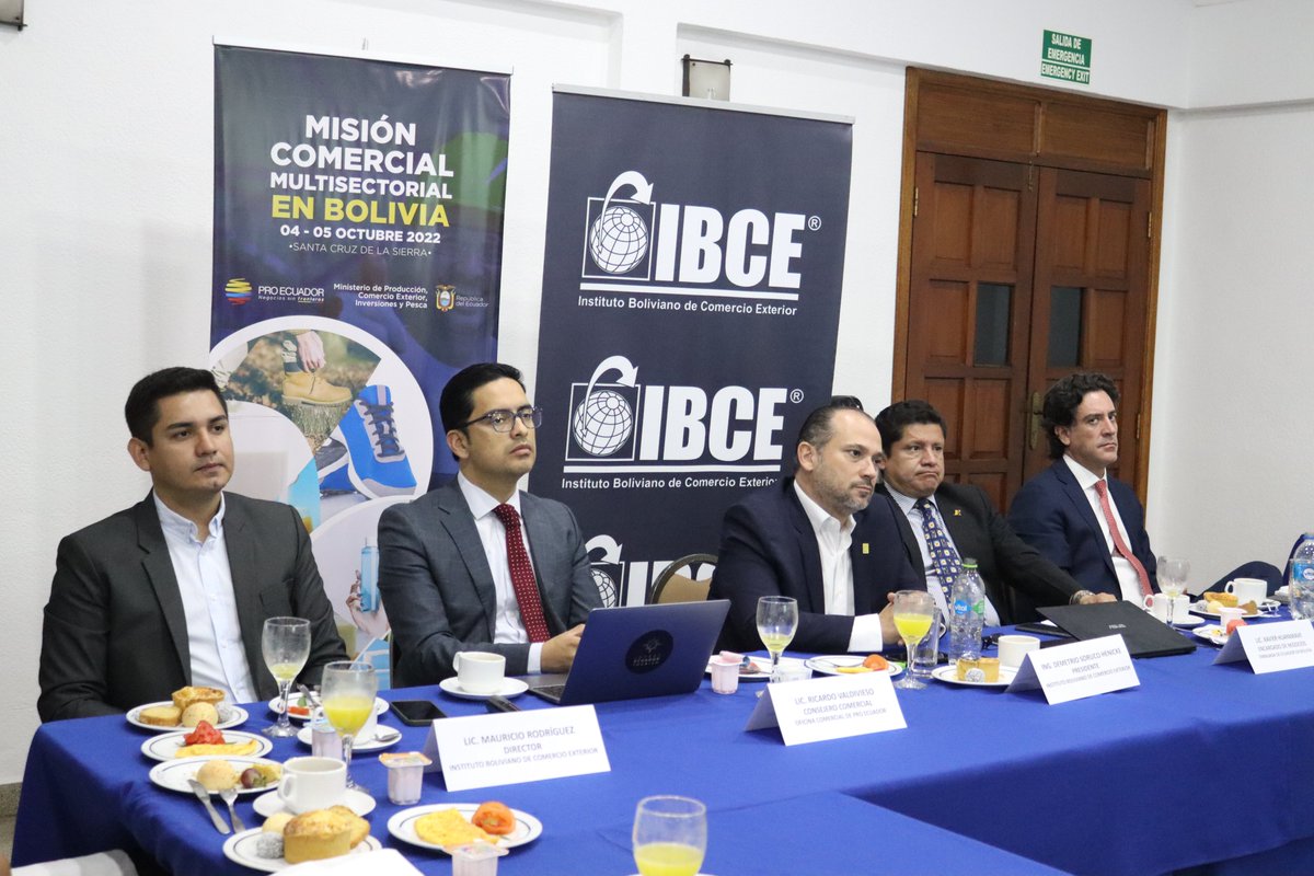 ProEcuador_'s tweet photo. #Bolivia 🇧🇴 | La Oficina Comercial de @ProEcuador_ Lima desarrolló en la ciudad de Santa Cruz una misión comercial y rueda de negocios con la participación de 8 empresas ecuatorianas🇪🇨 de los sectores farmacéutico💊, plásticos🪣, alimentos procesados🥫 y calzado👞 https://t.co/OUA1SycxFW