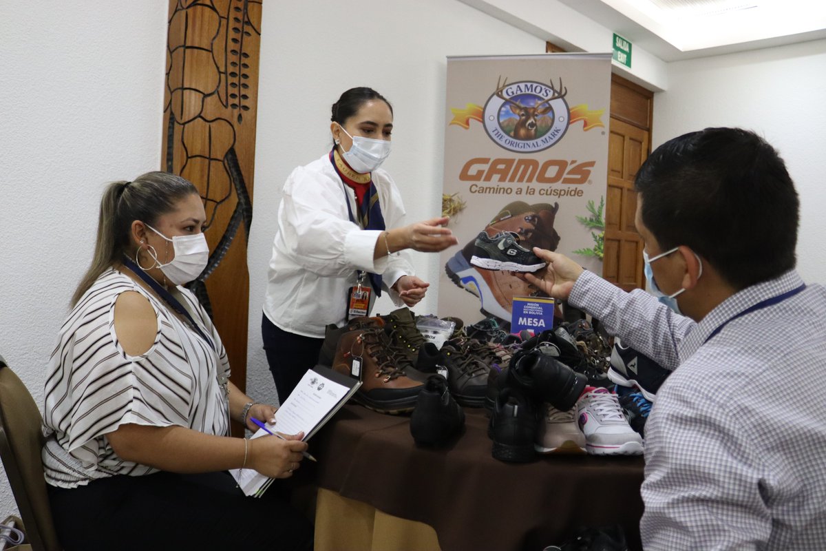 ProEcuador_'s tweet photo. #Bolivia 🇧🇴 | La Oficina Comercial de @ProEcuador_ Lima desarrolló en la ciudad de Santa Cruz una misión comercial y rueda de negocios con la participación de 8 empresas ecuatorianas🇪🇨 de los sectores farmacéutico💊, plásticos🪣, alimentos procesados🥫 y calzado👞 https://t.co/OUA1SycxFW