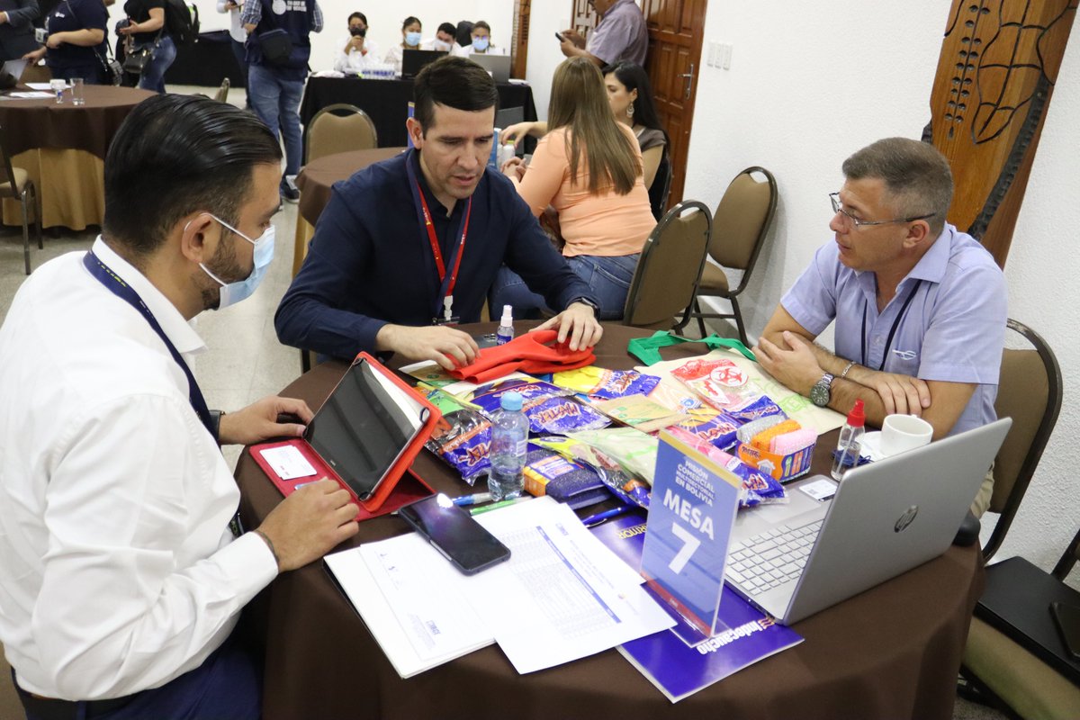 ProEcuador_'s tweet photo. #Bolivia 🇧🇴 | La Oficina Comercial de @ProEcuador_ Lima desarrolló en la ciudad de Santa Cruz una misión comercial y rueda de negocios con la participación de 8 empresas ecuatorianas🇪🇨 de los sectores farmacéutico💊, plásticos🪣, alimentos procesados🥫 y calzado👞 https://t.co/OUA1SycxFW