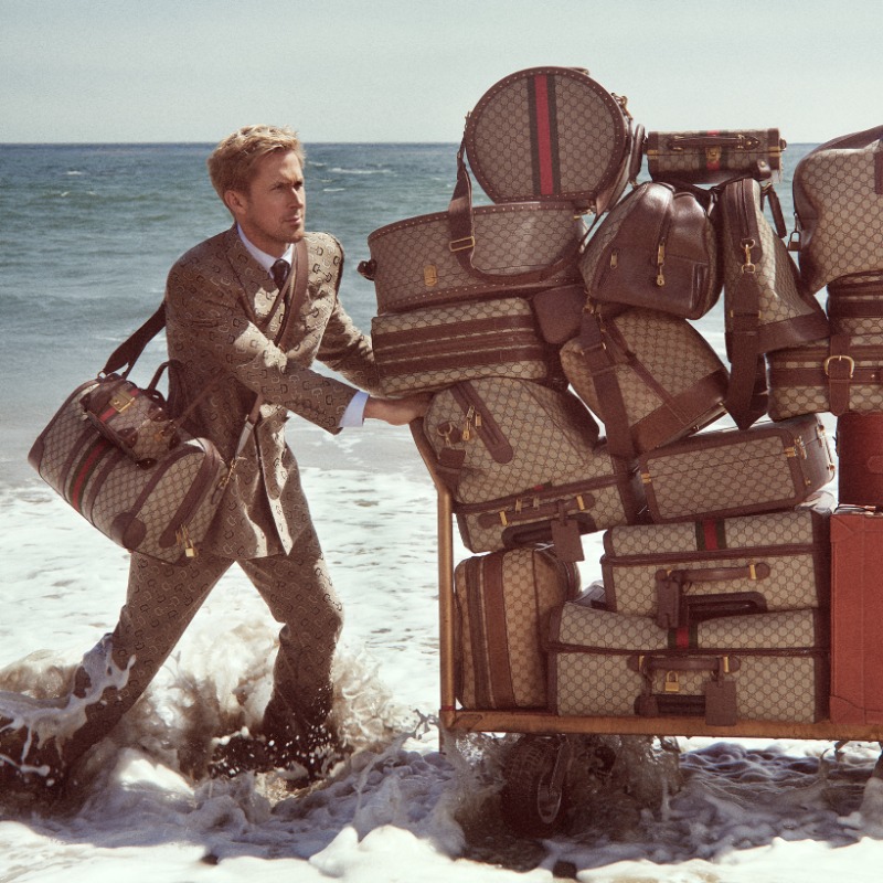 gucci's tweet photo. In the #GucciValigeria campaign, #RyanGosling embarks on a journey in search of the unexpected with #GucciSavoy luggage, portraying the House’s imaginative, century-long vision of travel.
#AlessandroMichele #GlenLuchford #ChristopherSimmonds