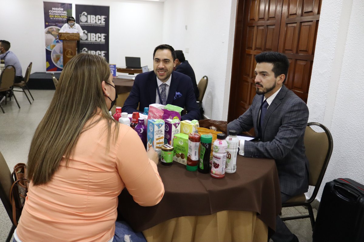 ProEcuador_'s tweet photo. #Bolivia 🇧🇴 | La Oficina Comercial de @ProEcuador_ Lima desarrolló en la ciudad de Santa Cruz una misión comercial y rueda de negocios con la participación de 8 empresas ecuatorianas🇪🇨 de los sectores farmacéutico💊, plásticos🪣, alimentos procesados🥫 y calzado👞 https://t.co/OUA1SycxFW