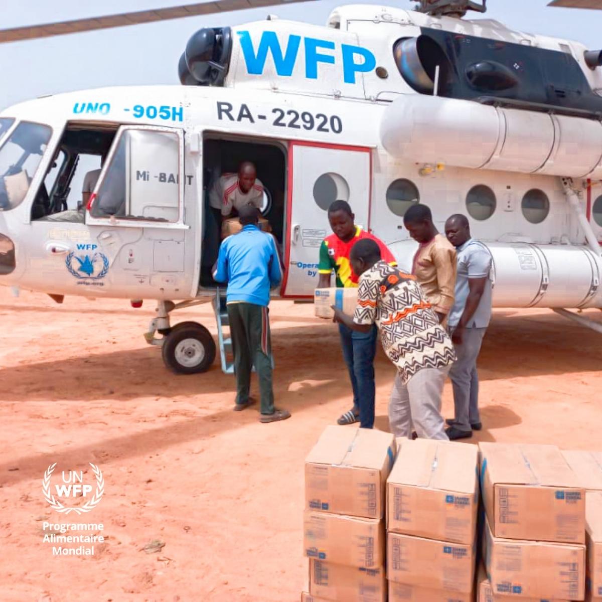 WFP_BurkinaFaso's tweet photo. Il est crucial d’assister les personnes vulnérables là où elles se trouvent

Le Service Aérien Humanitaire des Nations Unies #UNHAS poursuit et intensifie ses vols 🚁 au #BurkinaFaso 🇧🇫 pour que la communauté humanitaire apporte une assistance vitale aux femmes, enfants &amp; hommes https://t.co/YBriHimTPQ