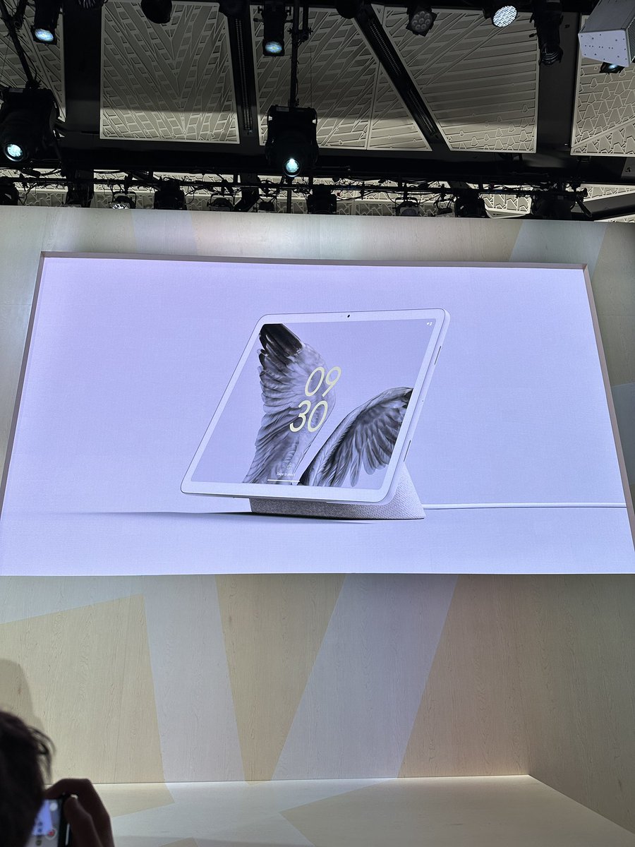 UrAvgConsumer's tweet photo. NGL, this Pixel Tablet looks dope. Very interested in seeing what improvements we’ll see to android on tablets. Not to mention the speaker dock looks 🔥 https://t.co/BolrGyp4Sa