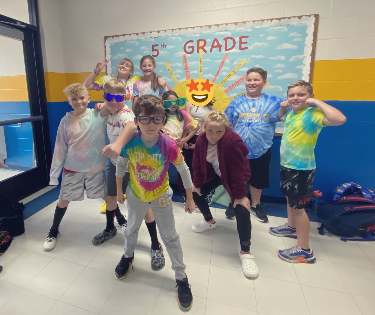 MissBurkhardt5's tweet photo. Spirit Week Day 4: Tie Dye🔹🔸 https://t.co/2a6iY052Zl
