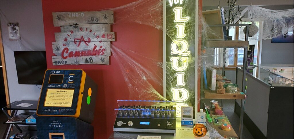 Vapingstudio's tweet image. We haven’t seen you in awhile… 👀🎃 #halloween #cobwebs #tmp