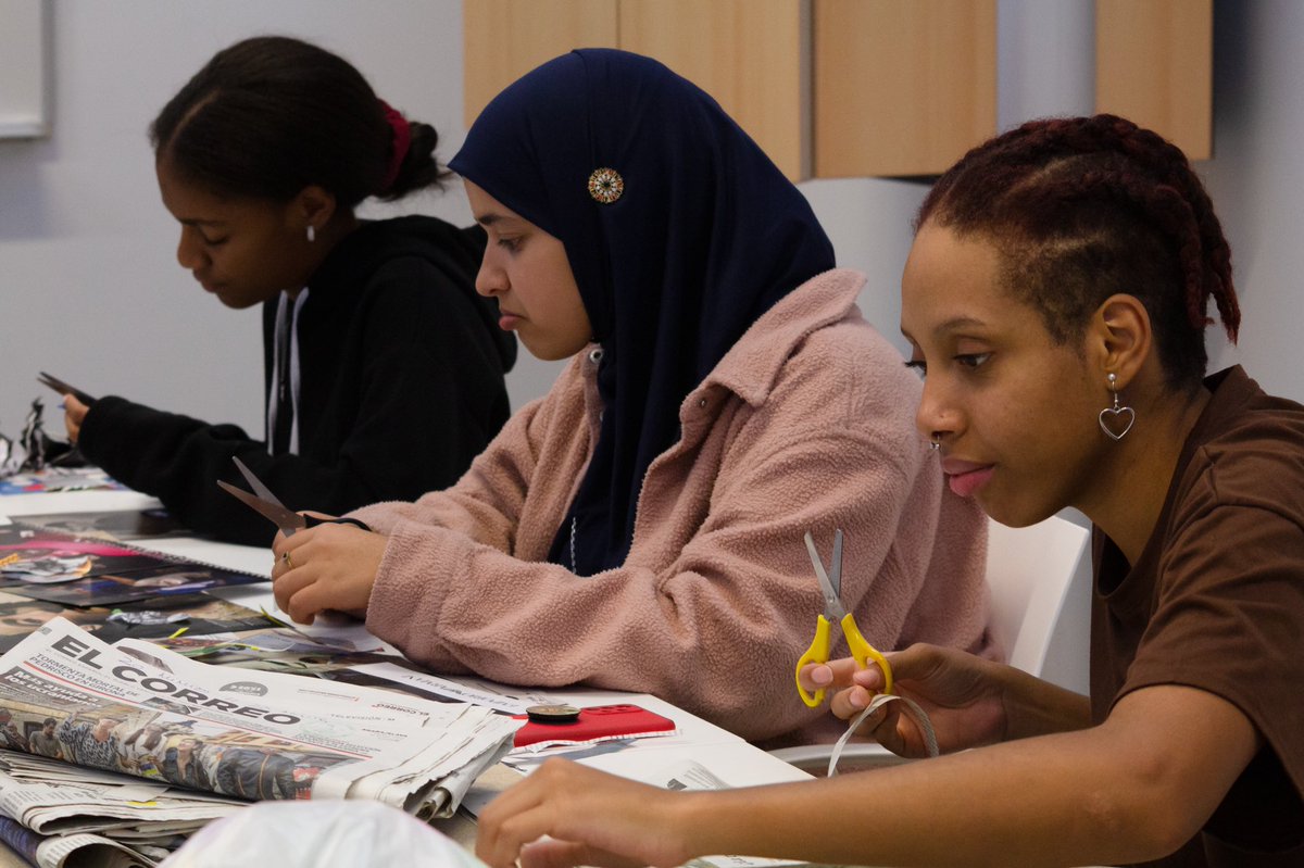 #Afrikaldia2022 es mucho más que cine. Esto ocurre cuando juntas arte, creatividad, diversión, diversidad, interculturalidad y juventud. 👇
Karina Senatore artistak gazteekin collage-tailerra agiten ari da egunotan kale-hezkuntzako programarekin. Zorionak!
afrikaldia.com