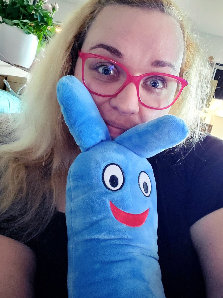 Ellliesa's tweet photo. Za smlouvu na výstavu v New Yorku jsem dostala od Vincenta modrýho bludišťáka! 💙

#tochces #zapomenu #zlatejnebyl https://t.co/1OsSLDcIGx