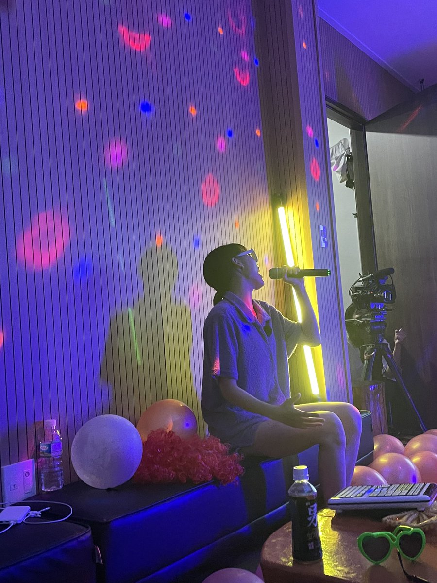 WekiMeki's tweet photo. 퀸 노래 부를 때 가장 멋있는…. ㅎㅎ
우리 롸 다시 한 번 생일 축하해 😚 
오늘만큼 내일 더 행복하게 보내길 ❤️
#라뷰 #우리 #사진 #많이찍자ㅎ #🌱🌈 https://t.co/stDukfSnEw