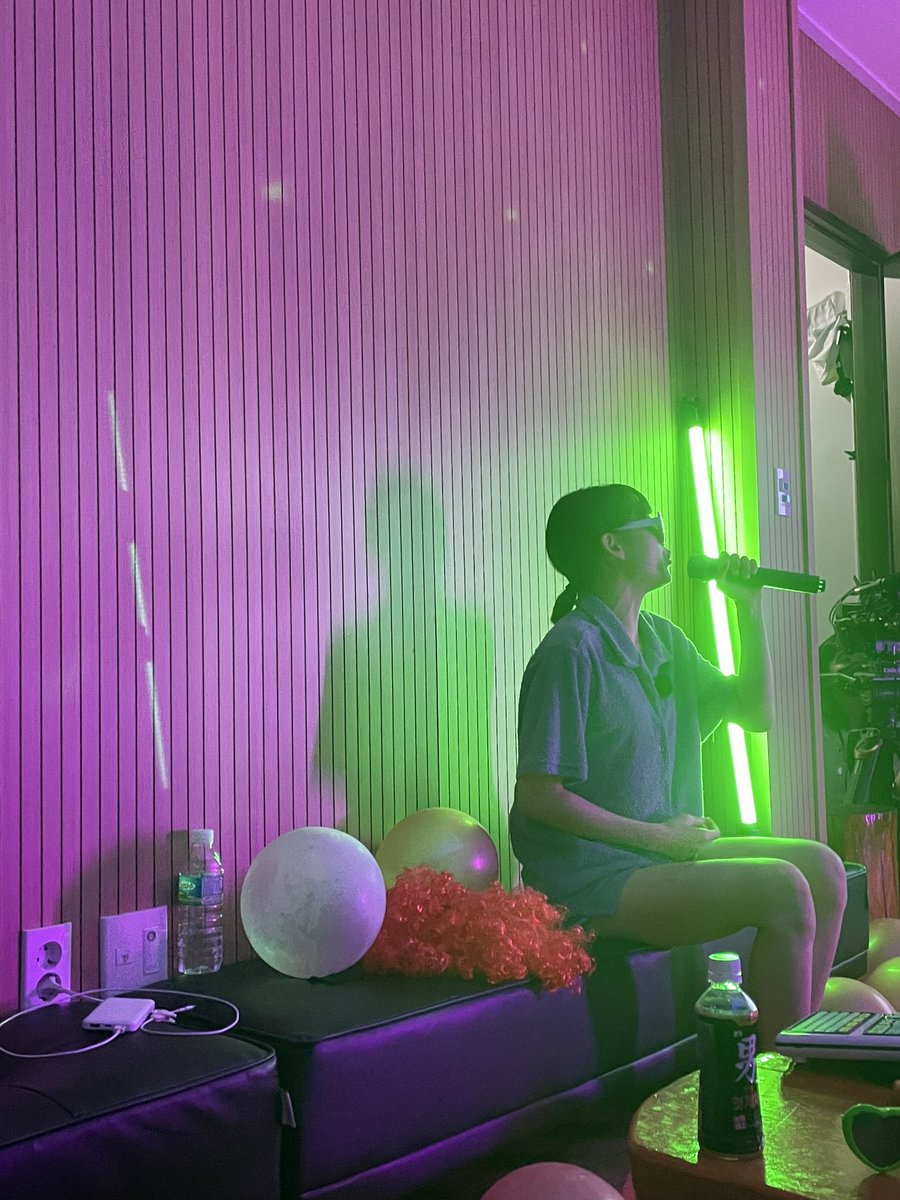 퀸 노래 부를 때 가장 멋있는…. ㅎㅎ
우리 롸 다시 한 번 생일 축하해 😚 
오늘만큼 내일 더 행복하게 보내길 ❤️
#라뷰 #우리 #사진 #많이찍자ㅎ #🌱🌈