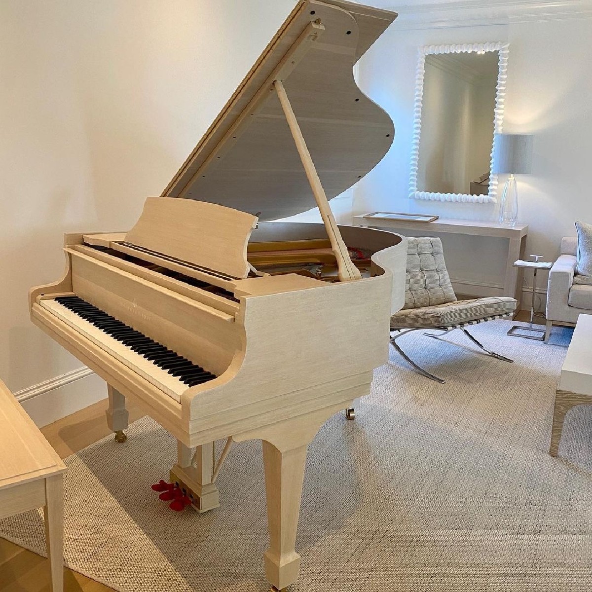 A custom white oak Steinway fits harmoniously with the neutral tones of this tasteful Rhode Island living room, designed by Kelly Taylor Interior Design. 

Learn more ▶️ steinway.com/bespoke