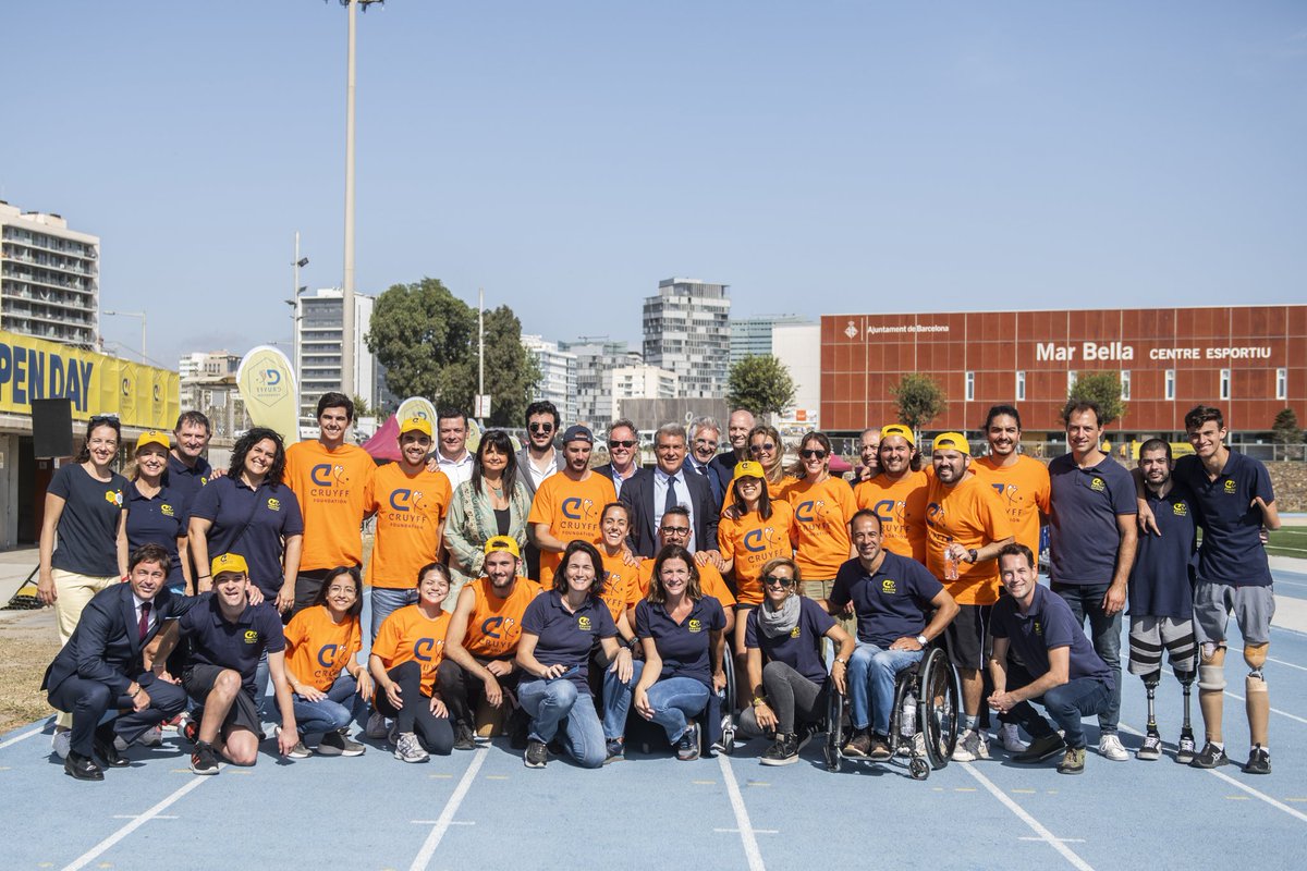 FundacionCruyff's tweet photo. ¡La magia del Open Day por fin ha vuelto! Un magnífico día en Barcelona con más de 1.000 niños y niñas! @JohanCruyff estaría muy orgulloso ❤

#25YearsOfCreatingSpace
#CruyffLegacy https://t.co/y7yRYlGSHN