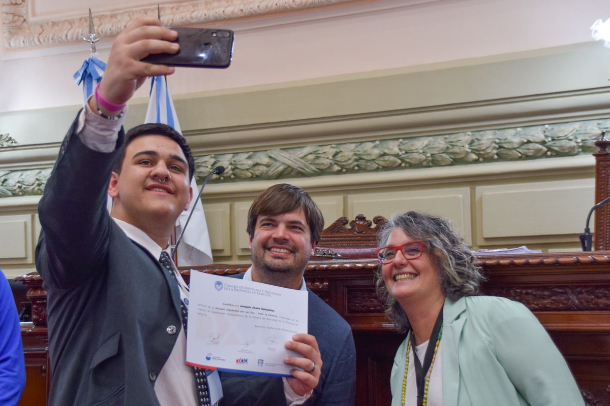 rosanabellatti's tweet photo. DIPUTADAS Y DIPUTADOS POR UN DÍA 🙋🏻‍♀️🙋🏻‍♂️

👉🏻 Jóvenes estudiantes, instituciones y familiares de personas con discapacidad del sur provincial fueron #Dx1D. ¡Muy buenas las iniciativas! Felicitaciones por lo trabajado 👏🏻

#pidolapalabra #diputadosporundía https://t.co/TYvqsGWmjq