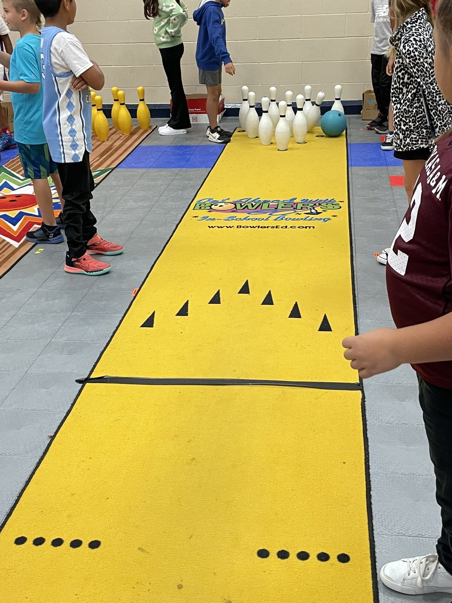 keithelePE's tweet photo. Last week of bowling! 3rd grade playing bowling bingo!! #keithelepe #thisiskeith https://t.co/hDb1kHe5L1