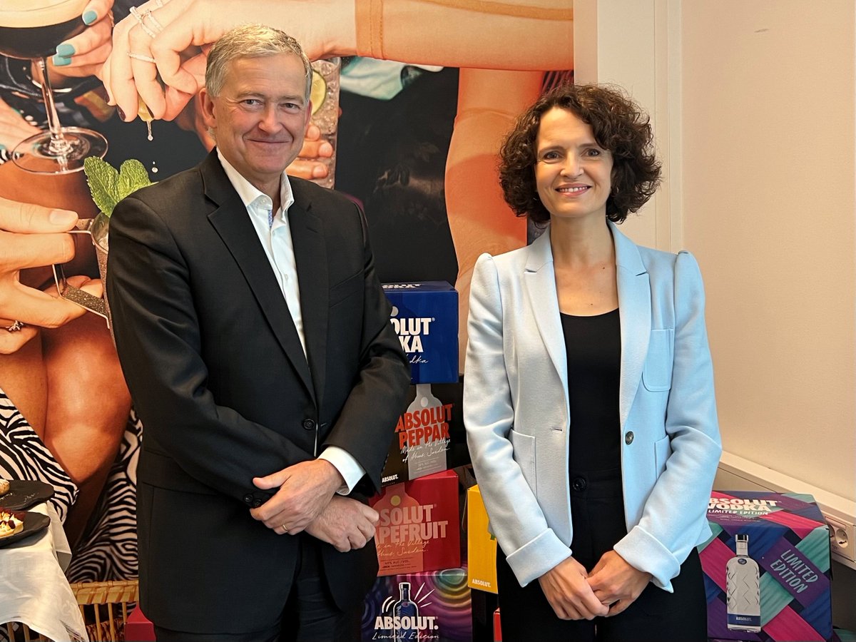 AndersAhnlid's tweet photo. The Absolut Company in the @Pernod_Ricard group is Sweden's single largest exporter in the category of food products. Good to meet CEO Stéphanie Durroux and her team to discuss the importance of EU free trade agreements and #EUinternalmarket for the #Åhus based producer. #EUtrade https://t.co/LnPf4Mw2Hs