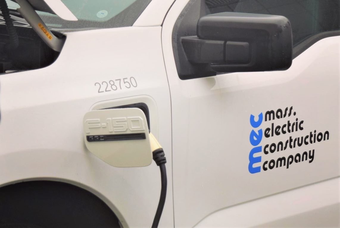 bostonjatc103's tweet photo. Last night, 5th year apprentices had the chance to check out one of Mass Electric’s new F150 Lightning pick-up trucks during their Electric Vehicle Infrastructure Training Class.
#training #apprenticehip #EVITP #local103 #ibew #boston #electrical #electricvehicles @masselecco https://t.co/eJb92gsLyc