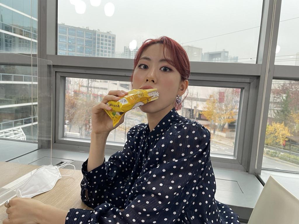 221006 [TWITTER]
"(Siesta is already over a year old 🥹)
Happy birthday to our Sookyung unnie ♡
Now the weather is getting colder and autumn is getting darker 🍂
Be careful not to catch a cold and have a happy birthday ♡
#🦄"
#WekiMeki #위키미키 #Lua #루아 #Rina #리나