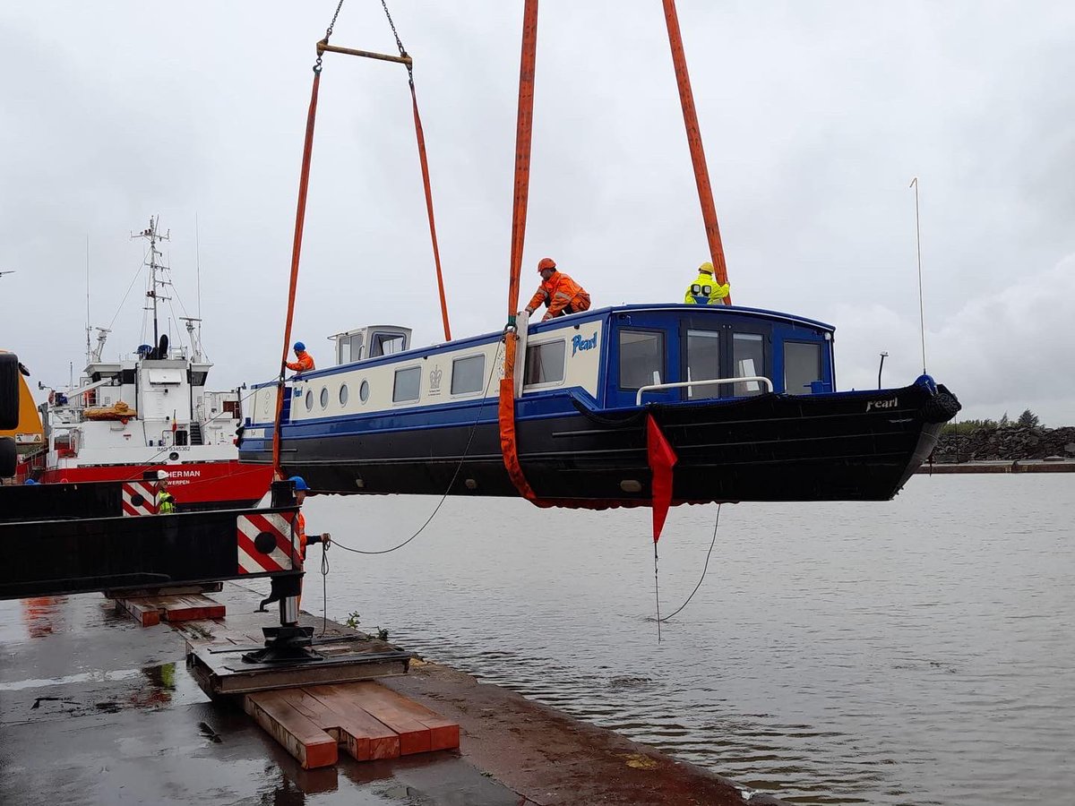 EthelBarge's tweet photo. Pearl has arrived! She was delivered to Goole docks yesterday. Waiting to meet her were our skippers John B, John C, David T &amp;  Chris &amp; the fantastic team from @GlobalShipping2 to lift her into the canal.
#PearlsProgress https://t.co/7YOzuRm8DK