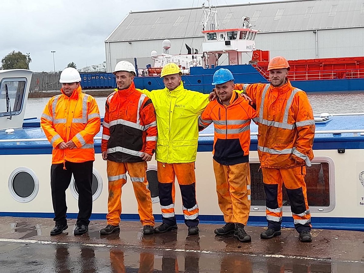 EthelBarge's tweet photo. Pearl has arrived! She was delivered to Goole docks yesterday. Waiting to meet her were our skippers John B, John C, David T &amp;  Chris &amp; the fantastic team from @GlobalShipping2 to lift her into the canal.
#PearlsProgress https://t.co/7YOzuRm8DK