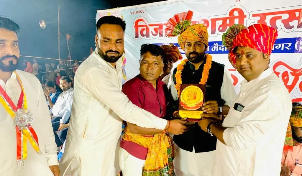 baljeet4bjp's tweet photo. विजयादशमी के उपलक्ष्य पर कल रात्रि "श्री विजयादशमी उत्सव समिती, पार्वती नगर (अलीपुर) #आष्टा" द्वारा दशहरा मैदान पर आयोजित रावण दहन कार्यक्रम मे उपस्थित हुआ तथा भगवान श्री राम, लक्षमण एवं हनुमान जी की पूजा अर्चना कर उपस्थित सभी आष्टा वासियों को 1/2
 #Dassehra #विजयादशमी #ashtamp https://t.co/32sjByiOBZ